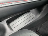 センターコンソール下にも収納が!BOXティッシュやちょっとした荷物を入れるのにぴったりなスペースです
