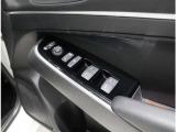 ドア内側、手の届きやすい位置にドアガラスの開閉スイッチ(パワーウインドウ)があります。運転席にはいたずら防止のためのロック付!
