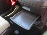 【センターテーブル】車内でのお食事シーンなどに役立つセンターテーブルです。引き出し式なので使用後は格納しておけるのも魅力のひとつです。