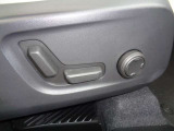 運転席8ウエイパワーシート(ドアミラー連動メモリー機構付)のスイッチ。