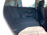 ZR-Vの後部座席は倒して荷室とつなげることが出来ます!レバーを引くとすとんと倒れて荷室にまっすぐ繋がります!片方ずつ倒せるので乗る人数や積みこむ荷物に合わせてシートアレンジをご活用ください!