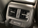 後部座席にもエアコンの吹き出し口があるので車内全体を快適に過ごすことができます。