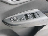 【パワーウインドゥマスタースイッチ】運転席より助手席やリヤドアガラスの開閉が出来るので便利ですね!運転席以外のウインドロック機能も付いています。