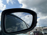 斜め後方から接近する車両を感知します。