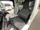 ジャンボは、室内の長さも一段と広げ、リクライニングシートも装備。 シートの背面には荷物も置けます