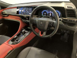 運転席周りのレイアウトをご覧ください。ナビゲーションが綺麗に装着されすっきり収まってますね!