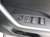 車の基本装備のひとつのパワーウインドウです。オート機能もあって、押し方の強弱で調整も出来ます。