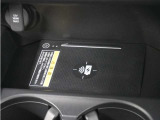 センターコンソールトレーはワイヤレス充電器(Qi(チー)規格)となっており、対応機種を置いておくだけで充電可能です。
