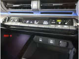 左右独立温度コントロールフルオートエアコンです。運転席、助手席それぞれで独立して温度設定ができます。冷え性の方が乗っても安心ですね♪