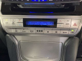 左右独立温度コントロールフルオートエアコンです。運転席、助手席それぞれで独立して温度設定ができます。