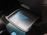 【センターテーブル】車内でのお食事シーンなどに役立つセンターテーブルです。引き出し式なので使用後は格納しておけるのも魅力のひとつです。