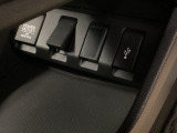 スマートフォンなどの充電に便利なUSBジャック。運転席からも助手席からも使いやすいです。