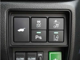 ホンダセンシングが装備されています。アダプティブレーダークルーズやレーンキープアシスト、車線逸脱防止機能なども備えていて、ロングドライブも快適で安全にお楽しみいただけます。