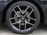 タイヤサイズは、235/40ZR18です。高品質でデザインにも優れている純正アルミホイールが装備され、スポーティーな雰囲気を演出しています。