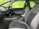 運転席からの視界が広く、安全な運転をサポートします。視界良好で、周囲の状況を把握しやすく、運転に集中できます。快適なドライビングポジションを実現します。