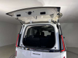 【デュアルバックドア】狭い場所でも開く事が出来、沢山乗せた荷物が崩れ落ちることなく取り出せます。