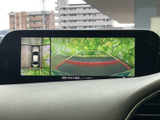 狭い道や駐車場でも、後方の状況を安全に確認できます。ガイドライン表示で、スムーズな駐車操作をサポート。運転に自信がない方にもおすすめです。