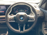 操作性に優れたステアリングは、BMWの走りを支える大事な部品です。オーディオやハンズフリー通話、クルーズコントロール関連の操作もこちらに集約されています。