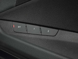 運転席のシートポジションを2人分メモリーすることが出来ます。