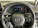 ステアリング右手側に安全運転支援機能のホンダセンシングをコントロールするスイッチ、左手側にオーディオ関連のコントロールスイッチを配置、視線を逸らすことなく運転に集中できます