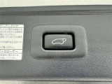 電動式バックドアです。 荷物を持ったままでもボタン一つで自動的に開け閉めできるので便利ですよ。 挟み込み防止機能も付いていますのでお子様の手や荷物を挟み込むのを防いでくれますよ。