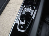 指先で触れる部分に緩やかなダイヤ目のローレットが施されたコントローラー。宝飾品を思わせる美しい仕上げは、ボルボのデザイナーたちの、ディテールに至るまで徹底されたこだわりの表れです。