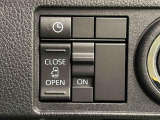 助手席側はパワースライドドアウェルカムオープン機能 降車時にスイッチで予約しておけば、乗車時に電子カードキーを持ってクルマに近づくだけでパワースライドドアが自動でオープン♪