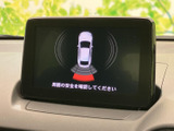 駐車時の後方確認をサポートするモニター画面。安全確認をしっかりと行い、安心してバック駐車が可能です。