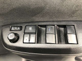 パワーウィンドのスイッチです。運転席に座りながら、助手席や後席の窓を開け閉めできるので大変便利ですよ。