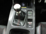 6速マニュアルシフト車となります。電子パーキングブレーキ仕様となります。ブレーキホールド機能を搭載しているので、渋滞時や信号待ち等に便利です。