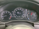 視認性の高いメーターで、運転に必要な情報を的確に把握できます。燃費や走行距離など、様々な情報を確認し、より安全な運転を心がけましょう。
