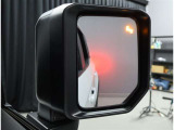 隣車線を走る車両をレーダーで検知し、ドアミラーでは確認しにくい後側方エリアに存在する車両に加え、急接近してくる車両も検知します。車両を検知するとドアミラーに搭載されたLEDインジケーターが点灯します。