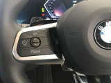 【アクティブクルーズコントロール】一定速度での巡航はもちろん、前方の車両との距離を一定に保ちながら自動で加減速を行います。BMWは車両停止までの制御が可能となりますので、渋滞時には大変嬉しい機能です。