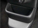 ◆センターロアボックス◆インパネ中央の下部には、ごみ箱としても使用する事ができるセンターロアボックスを装備しております。