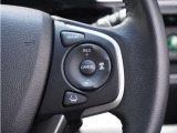 【アダプティブクルーズコントロール】ステアリングのスイッチを操作するとミリ波レーダーで先行車との距離を測定。設定を適切に保ちながら加速・減速、さらに停止まで自動に追従します。