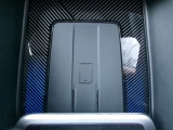 ワイヤレスチャージングを搭載しているので対応機種なら置くだけで充電ができます。コードをつけなくてもよいので、運転席周りがスッキリします。