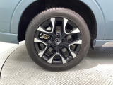 純正アルミホイールです。車にぴったりなデザインで、足元がおしゃれに♪また、スチールホイールに比べ軽いので、車の燃費も良くなりますよ!