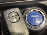 【スマートキー】カバンやポケットに入れたままでもドアの施錠・解錠が可能なスマートキーを装備。エンジンのオン・オフ時もカギを取り出す必要が無いからとっても便利です♪