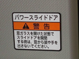 最も気になる室内は、特にこだわってクリーニングしております。マットやシートだけではなく、エアコンの吹き出し口やドアノブの隙間など、様々なブラシや道具を使い分けて、隅々までクリーニングしております。