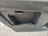 助手席ドアに車検所ケース収納スペースがございます。