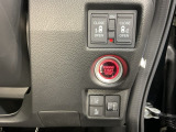プッシュスタート。ボタンひとつでエンジン始動。運転席から開閉できるパワースライドドアスイッチも装備。