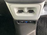 パワーウィンドウスイッチはインパネ中央に配置されており、運転席・助手席どちらからでも操作しやすい設計です。乗り降りの多い業務シーンでも素早く窓操作ができ、使い勝手に優れています。