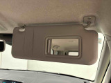 ちょっとした身だしなみチェックができるバニティミラー付き運転席・助手席サンバイザー,運転席側にはチケットホルダーも付いてます