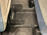 中敷きを立ち上げれば、倒れやすい荷物も安定して積める置きラクボックスが標準装備