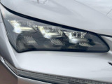 【三眼LEDヘッドライト】スタイリッシュな見た目の三眼LEDヘッドライトを装備♪スタイルだけでなく、夜間の走行も視界良好で安心してお乗りいただけます。