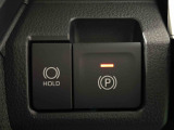 指先だけで簡単に操作が可能な電動パーキングブレーキを採用。「HOLD」スイッチを押すと、渋滞や信号待ちなどでブレーキペダルから足を離しても、ブレーキを保持するので安心です