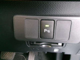 コーナーセンサーを車の前後に装備。障害物までの距離に応じて警告音を変えてお知らせ。縦列駐車時や駐車場・車庫などでの取り回しをサポートします。詳細は販売店スタッフまでおたずねください。