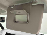 ちょっとした身だしなみチェックができるバニティミラー&チケットホルダー付き運転席・助手席サンバイザーが付いてます