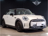 MINIのフロントグリルのデザインはイギリスで生まれた当初から、シルバーのサイドバーが折り重なった伝統的なデザインで御座います。その伝統はBMWのお車になってからでも少しずつ形を変えて守られております