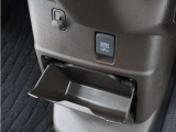 ◆センターロアボックス◆インパネ中央の下部には、ごみ箱としても使用する事ができるセンターロアボックスを装備しております。